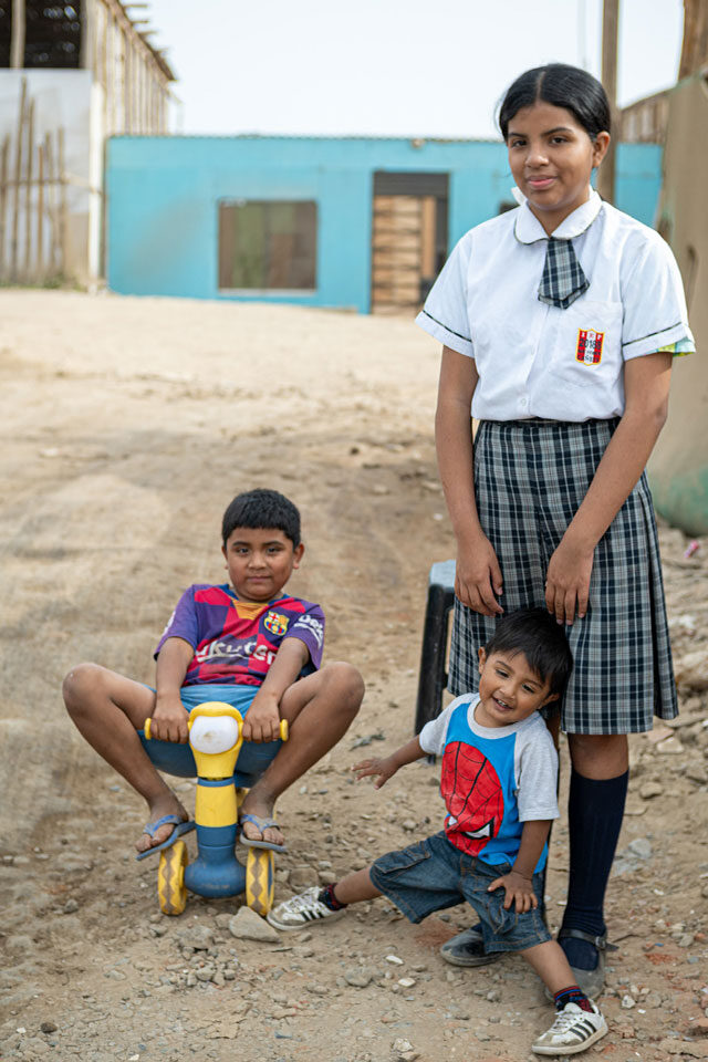 Sahori posa junto a sus hermanos pequeños, todos participantes del Centro Familiar Comunitario