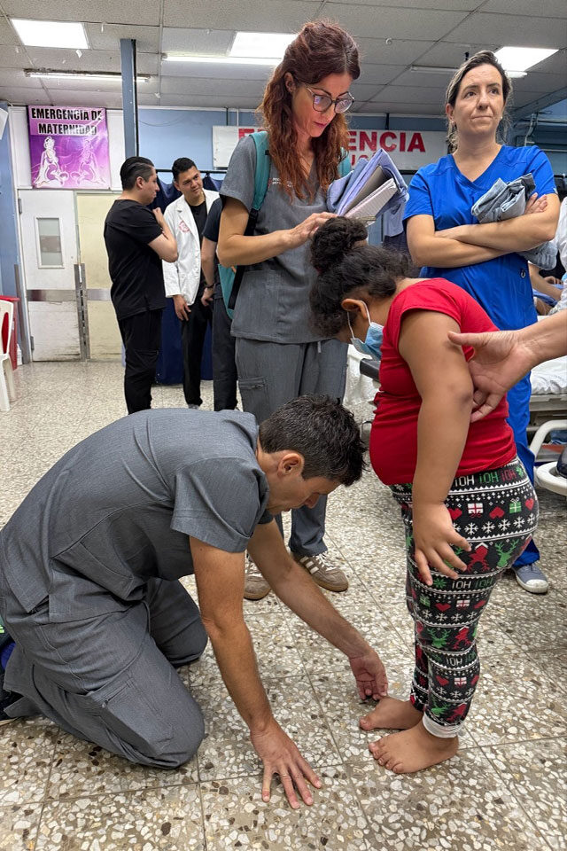 Valoración prequirúrgica en el Hospital de Podologia Sin Fronteras en Guatemala