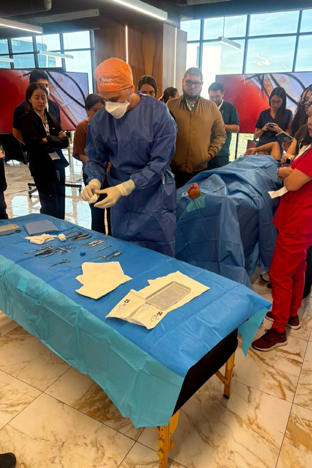 Cirugía en directo durante el curso de Podologia Sin Fronteras en Guatemala