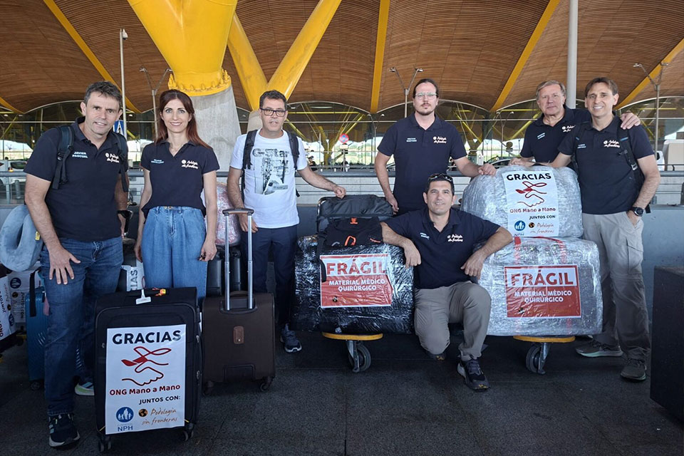 El equipo de Podologia Sin Fronteras en Guatemala en el aeropuerto de Barajas con su equipaje; gracias a Iberia Mano a Mano de