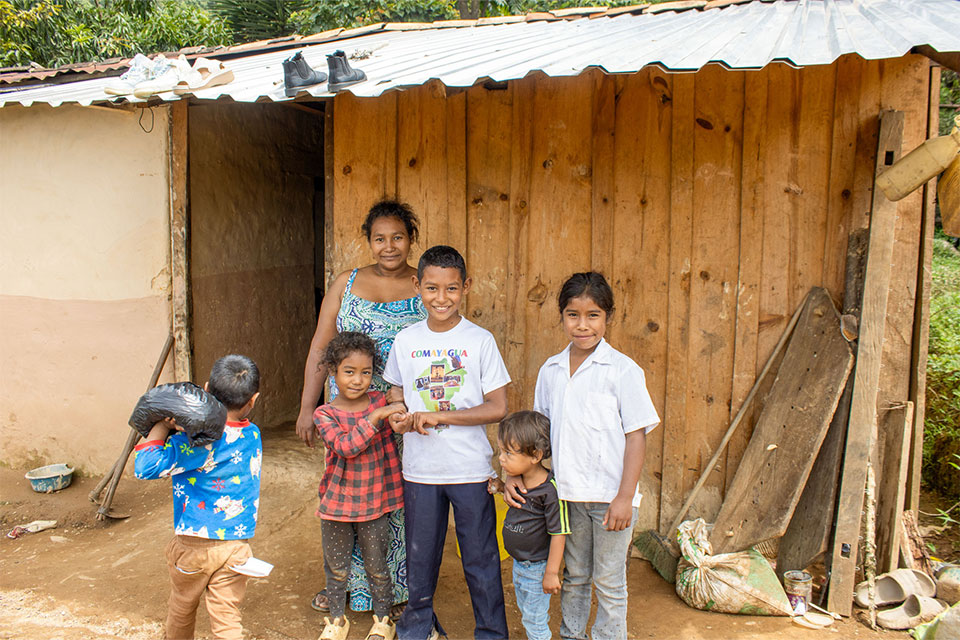 Familia apoyada por NPH en su comunidad en Honduras