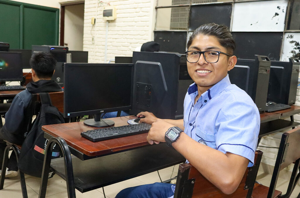 Johnny utiliza un ordenador durante sus estudios de Sistemas Informáticos, como parte de su camino hacia la independencia con el apoyo de NPH Bolivia.