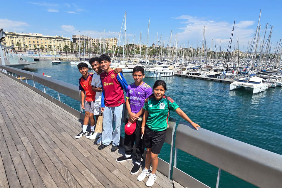 Jóvenes becados de NPH en Barcelona