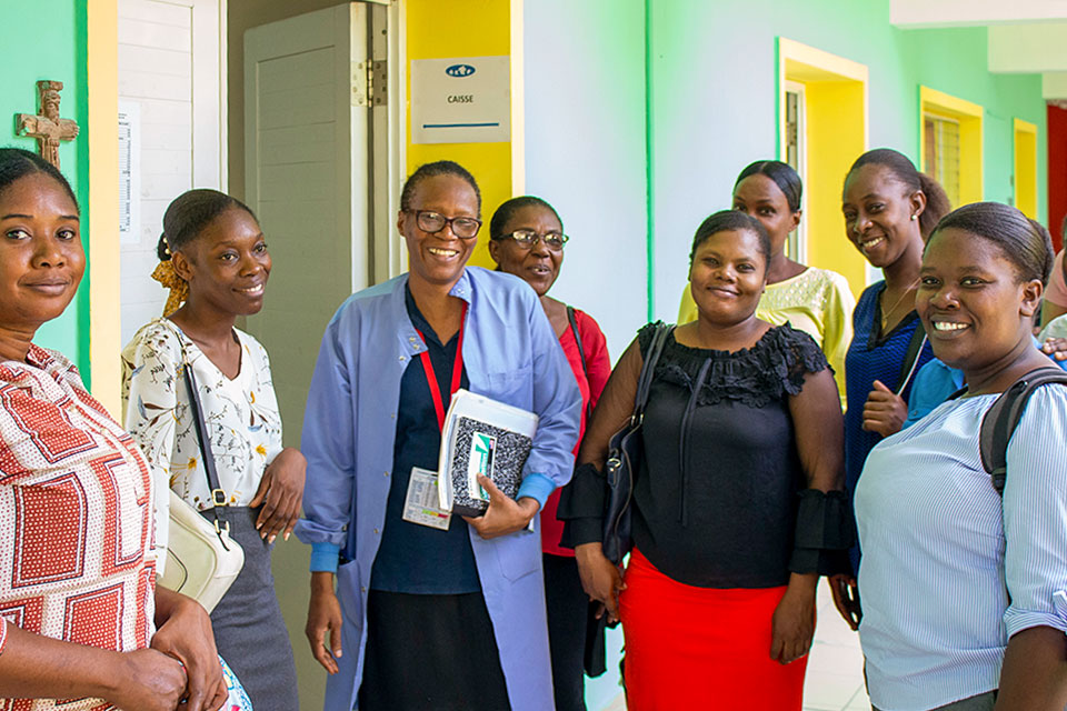 Carmitude Michel junto a un grupo de profesionales sanitarias en el Hospital St. Damien de NPH en Haití.