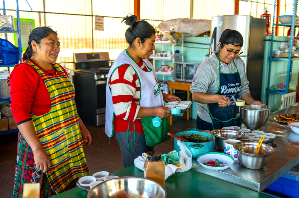Familias en taller nutricion en NPH Guatemala
