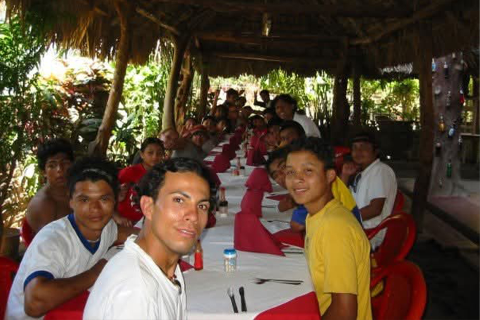 Moisés durante su adolescencia junto a otros niños y jóvenes de NPH Guatemala