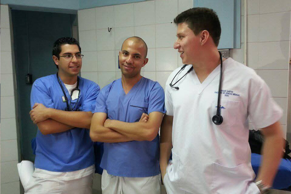 Moisés durante sus prácticas universitarias de Medicina, formación que le llevó a convertirse en médico