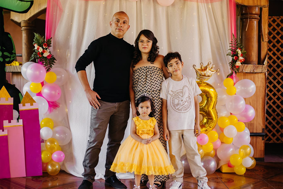 Moisés junto a su familia, años después de su llegada a NPH Guatemala